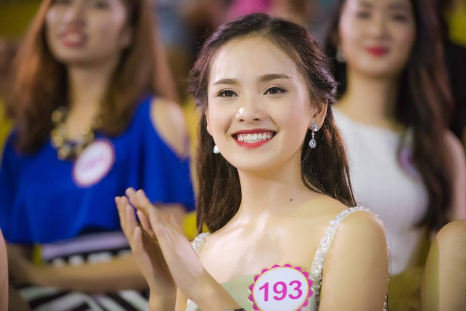 Vẻ đẹp của Hoa khôi xứ Trà Tố Như khiến nhiều người mê mẩn.